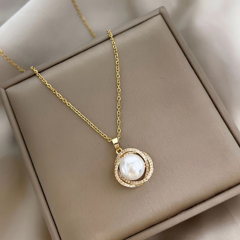 Faux Pearl Pendent Necklace